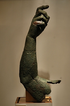 Brazo estatua, Huesca