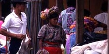 Compradores en el mercado de Antigua, Guatemala