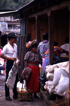 Compradores en el mercado de Antigua, Guatemala