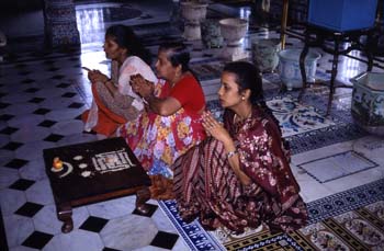 Ceremonia religiosa en un templo jainista, Calcuta, India