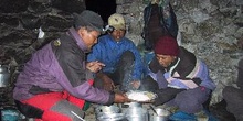 Sherpas cocinando con luz frontal