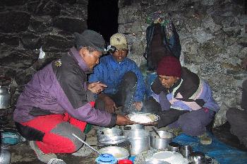 Sherpas cocinando con luz frontal