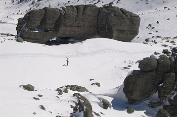 Cruz en el camino nevado