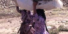 Dos mujeres trabajando en el campo, Yemen