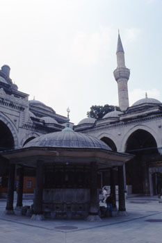 Fuente para lavar los pies en la Mezquita Azul, Estambul, Turquí