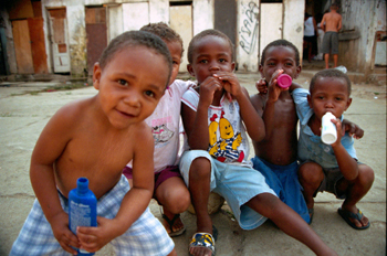 Niños jugando con botes, favelas de Sao Paulo, Brasil