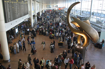 Vista del interior del aeropuerto, Bruselas, Bélgica