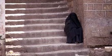 Mujer descansando en unas escaleras en Ibb, Yemen
