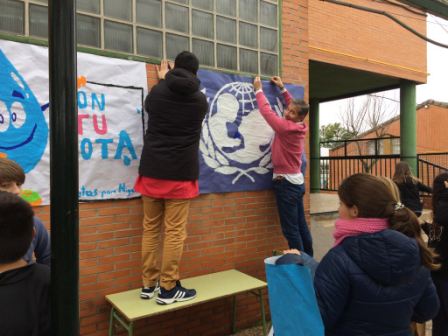 2017_01_MONTANDO EL MERCADILLO SOLIDARIO 7