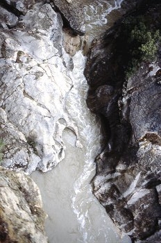 Corriente de un río entre rocas
