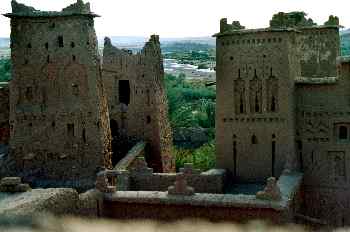 Construcción de adobe con un nido de cigüeña, Ait Benhaddou, Mar