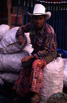 Hombre con vestimenta tradicional en Sololá, Guatemala