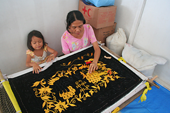 Bordando, campo de refugiados de Melaboh, Sumatra, Indonesia