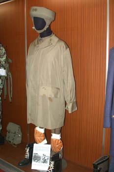 Traje de paracaidista del Coronel Mariano Gómez Muñoz, Museo del