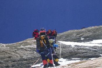 Escalador con equipo completo