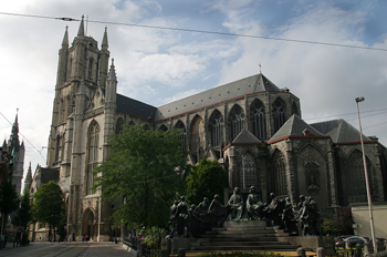 Catedral de San Bavón y el monumento a los pintores, Gante, Bélg