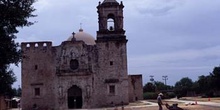 Iglesia con campanario