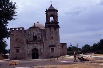 Iglesia con campanario