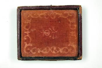 Estuche con proteccion acolchada para daguerrotipos