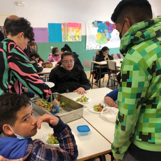 COSECHA DE LECHUGA DEL HUERTO Y COMIDA EN LA CLASE 2