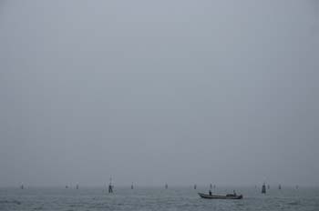 Pescadores en la laguna de Venecia