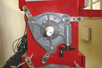 Alineador de dirección. Mordaza de rueda