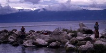 Mujeres lavando ropa en el lago Atitlán, Guatemala