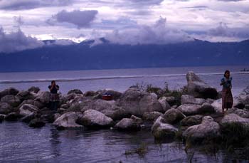 Mujeres lavando ropa en el lago Atitlán, Guatemala