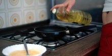 Echar aceite en la sartén