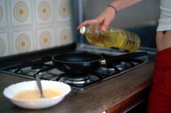 Echar aceite en la sartén
