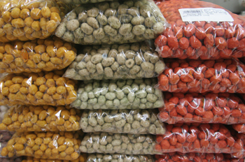 Cacahuetes coloridos en el mercado de abastos de Sao Paulo, Bras