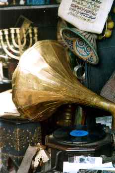 Fonógrafo en un puesto de un mercado, Marrakech, Marruecos