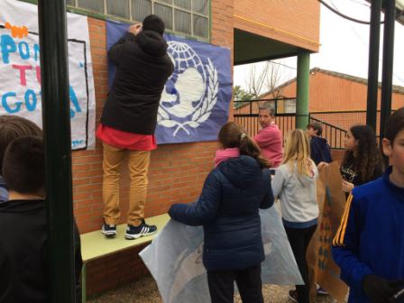 2017_01_MONTANDO EL MERCADILLO SOLIDARIO 9