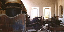 Interior de una central hidráulica abandonada