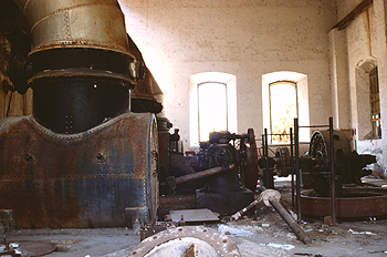 Interior de una central hidráulica abandonada