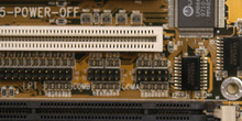 Detalle de conector para puerto serie (AT) en placa base