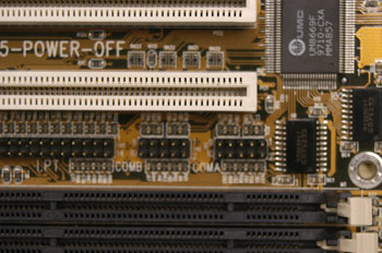 Detalle de conector para puerto serie (AT) en placa base