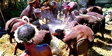 Mujeres preparando la comida, Irian Jaya, Indonesia