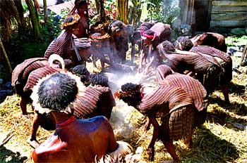 Mujeres preparando la comida, Irian Jaya, Indonesia