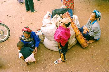 Familia lao de la región norte esperando camión, Laos