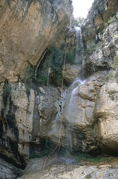 Aficionado al rappel en el Barranco de Otín, Huesca