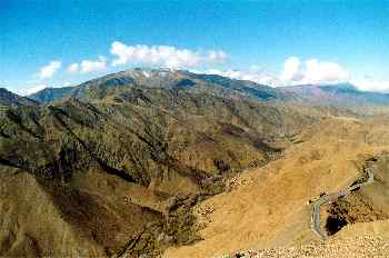 Carretera de montaña que conduce a Agouim, Marruecos
