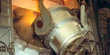 Carga de arrabio en un convertidor de una acería