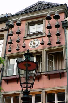Carrillón con campanas en fachada en Dusseldorf, Alemania