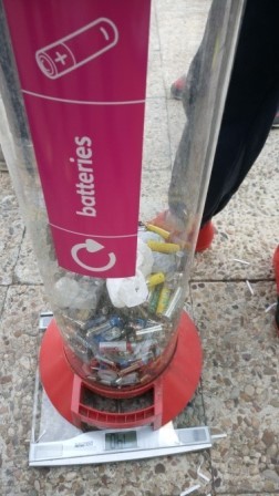 Litter Less Campaign_Reciclando pilas   1