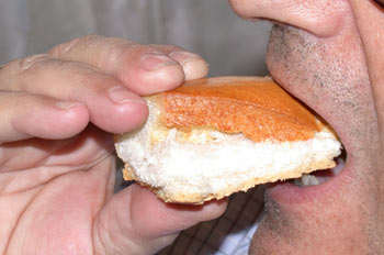 Hombre comiendo pan