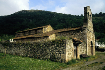 Vista de conjunto del cementerio de la iglesia de Santo Adriano,