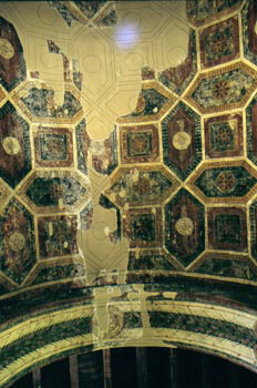 Pintura de la arquería mural del ábside de San Julián de los Pra