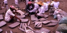 Mercado de rodillos de moler en Suq al Khamis, Yemen