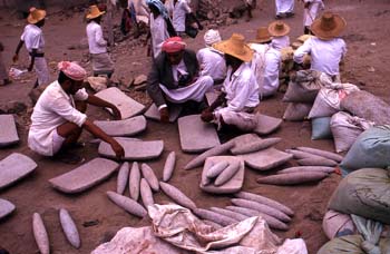 Mercado de rodillos de moler en Suq al Khamis, Yemen